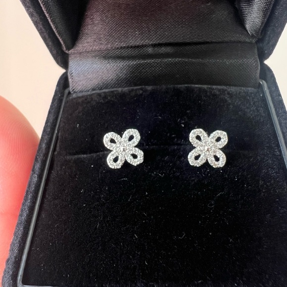 Jewelry - Flower Earrings with Natural Diamonds set in PT 900